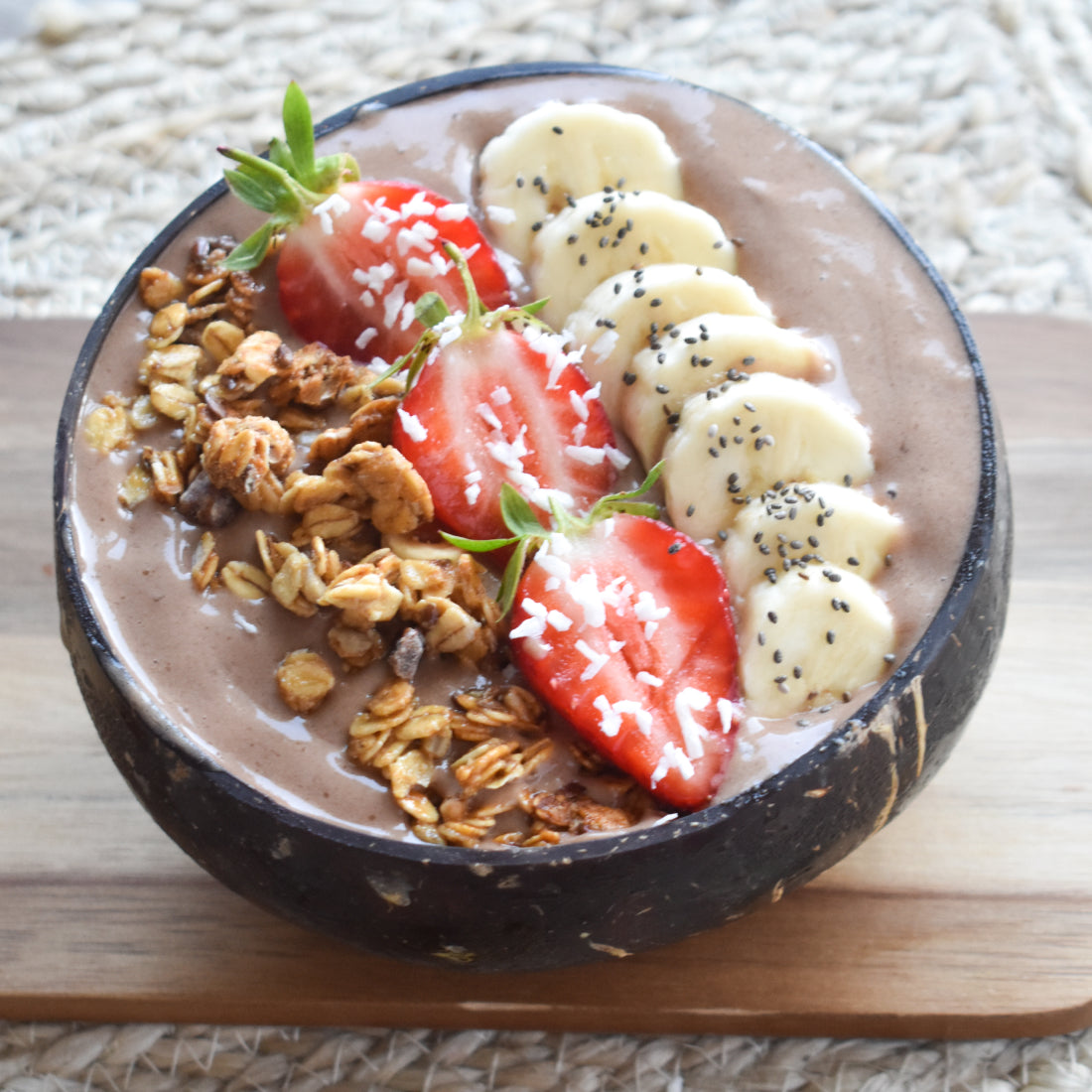 Commencez votre journée en beauté avec le chocolat aux champignons magiques stimulant le cerveau de KIANO dans un bol de petit-déjeuner