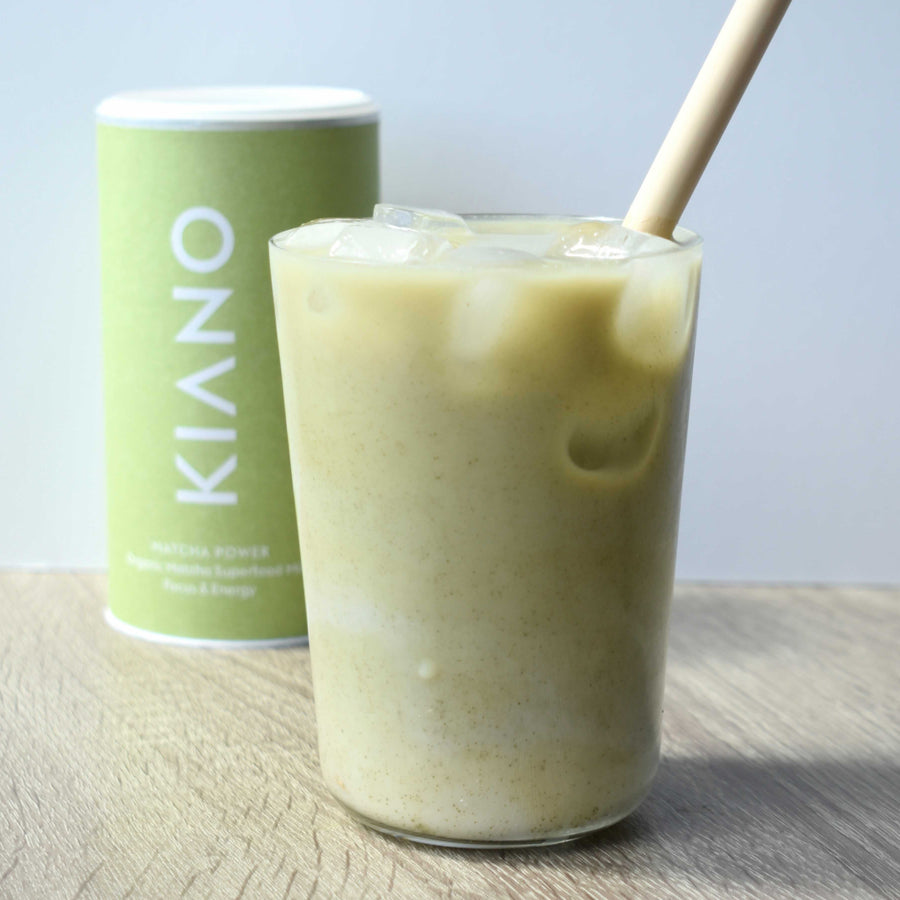 Dynamisez votre journée avec le Matcha Latte Magique de KIANO dans un smoothie aux fruits