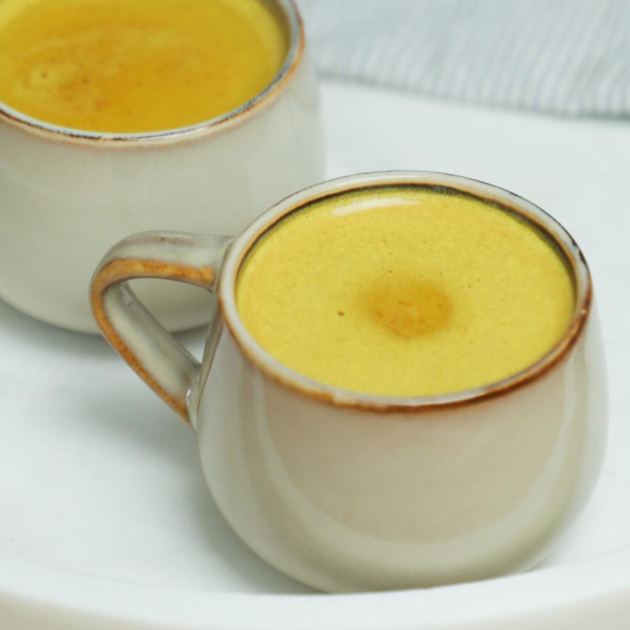 Soupes salées améliorées avec le latte au curcuma doré stimulant le système immunitaire de KIANO